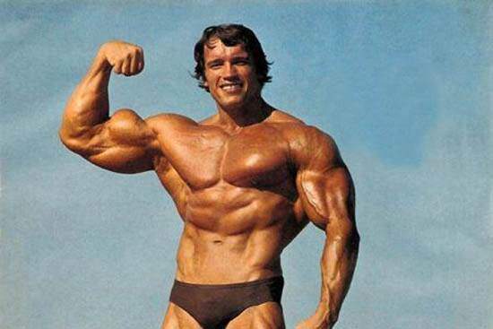 Arnold Schwarzenegger apanhava do pai que achava que ele era gay