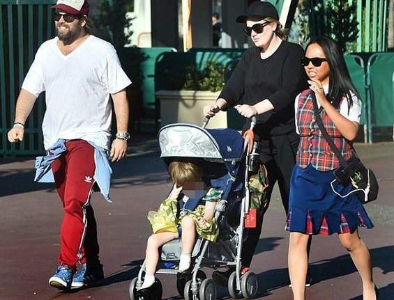 Adele passeia com filho vestido de princesa na Disney